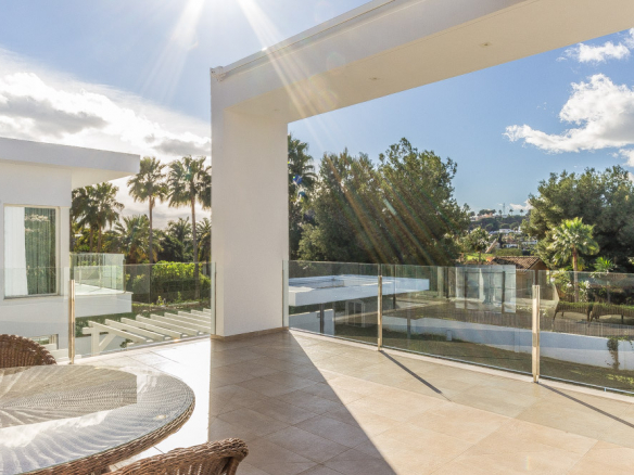 Nueva Andalucia – Modern villa -West facing