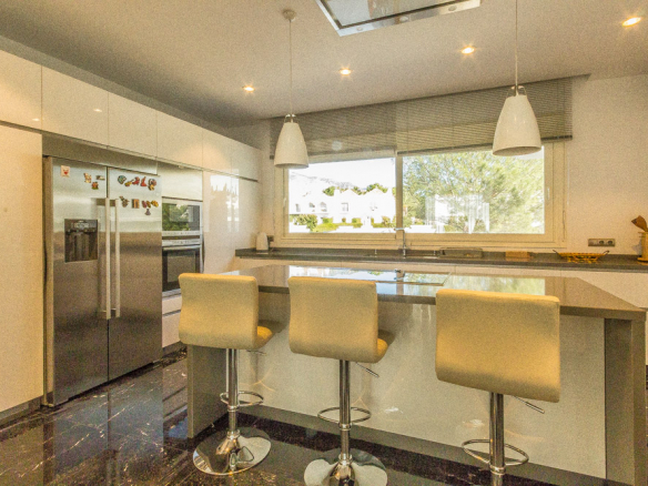 Nueva Andalucia – Modern villa -West facing