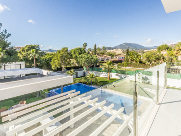 Nueva Andalucia – Modern villa -West facing