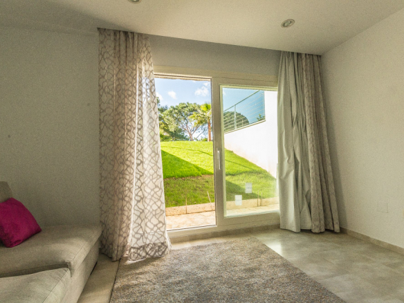 Nueva Andalucia – Modern villa -West facing