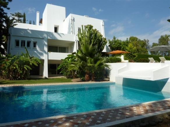 Nueva Andalucia villa 1st line Golf for Sale & Rent.