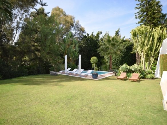 Nueva Andalucia villa 1st line Golf for Sale & Rent.