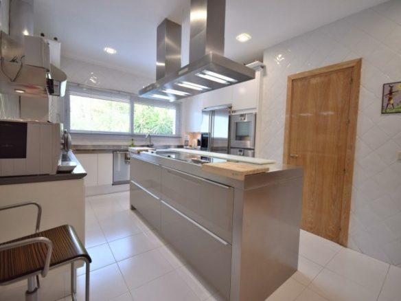 Nueva Andalucia villa 1st line Golf for Sale & Rent.