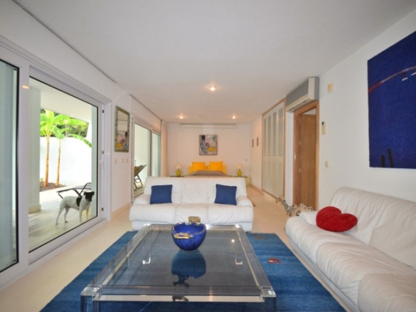 Nueva Andalucia villa 1st line Golf for Sale & Rent.