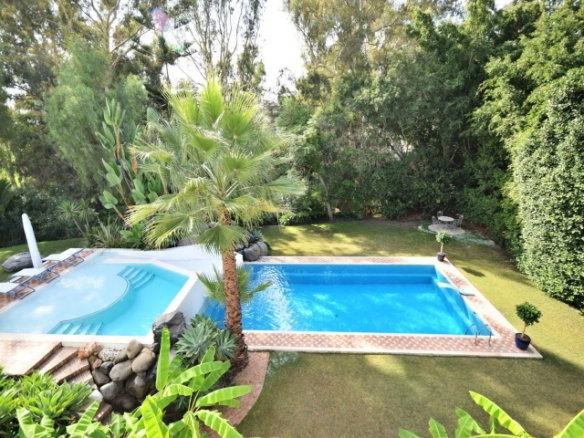 Nueva Andalucia villa 1st line Golf for Sale & Rent.
