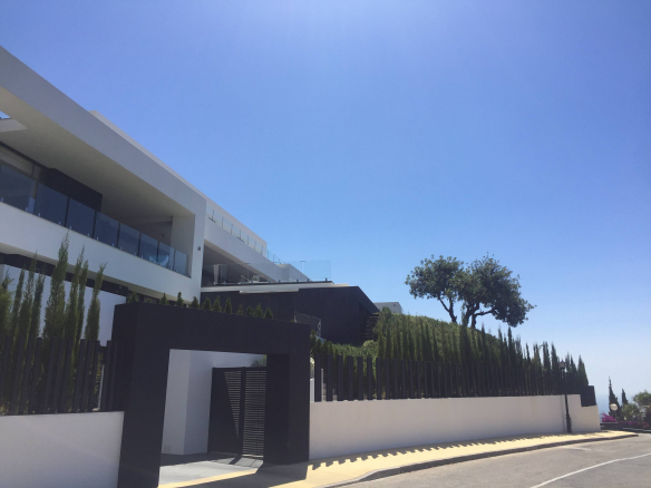 Marbella East – Modern  villa – Sea View – 8 cars garage