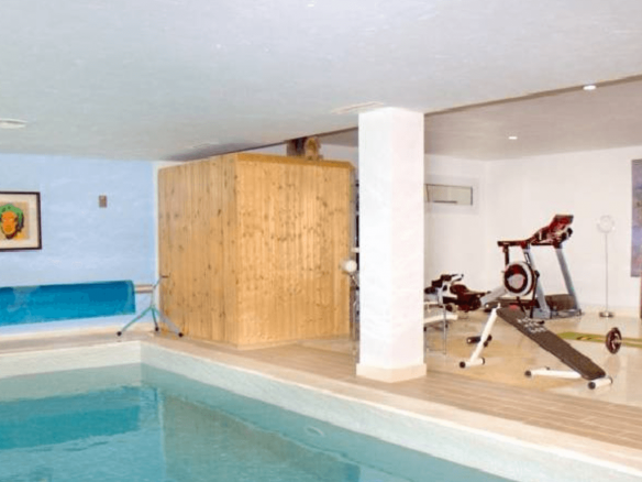 Nueva Andalucia villa 1st line Golf for Sale & Rent.