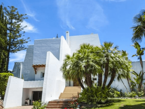 Nueva Andalucia villa 1st line Golf for Sale & Rent.