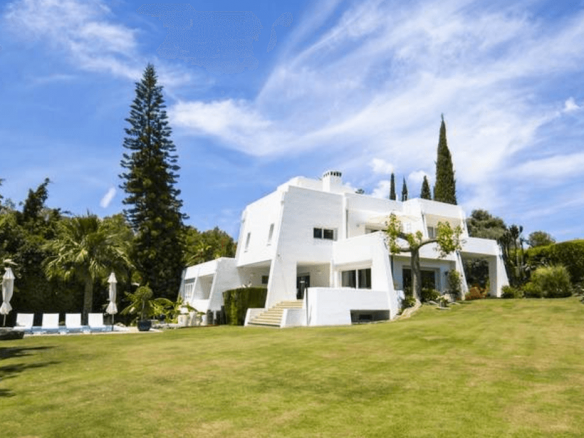 Nueva Andalucia villa 1st line Golf for Sale & Rent.