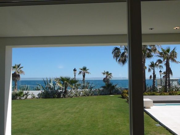 Golden Mile – Modern 7bed Beachfront villa