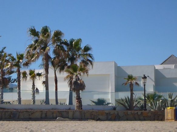 Golden Mile – Modern 7bed Beachfront villa