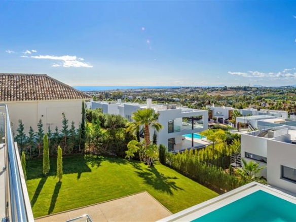 SOLD – Nueva Andalucia – Modern villa – Sea Views