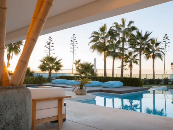 Golden Mile – Modern 7bed Beachfront villa