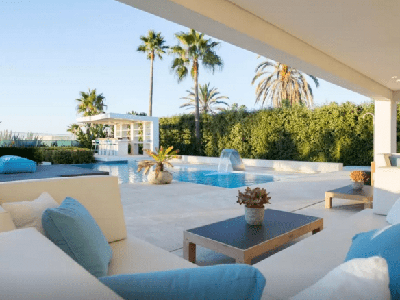 Golden Mile – Modern 7bed Beachfront villa