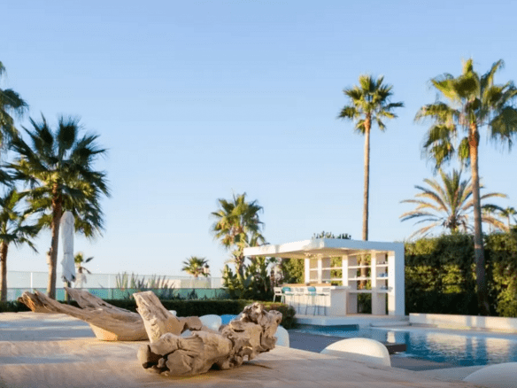 Golden Mile – Modern 7bed Beachfront villa