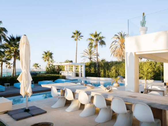 Golden Mile – Modern 7bed Beachfront villa