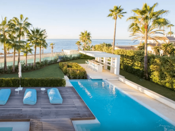 Golden Mile – Modern 7bed Beachfront villa
