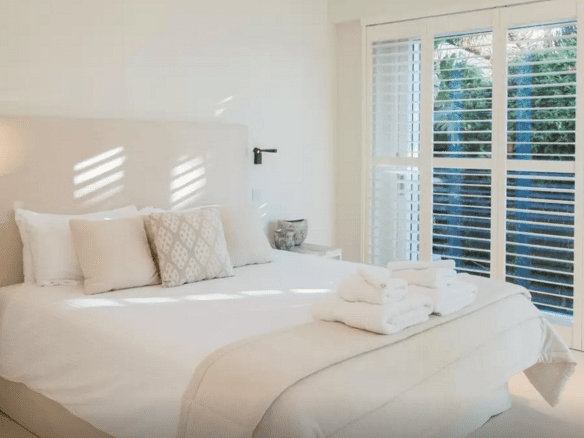 Golden Mile – Modern 7bed Beachfront villa