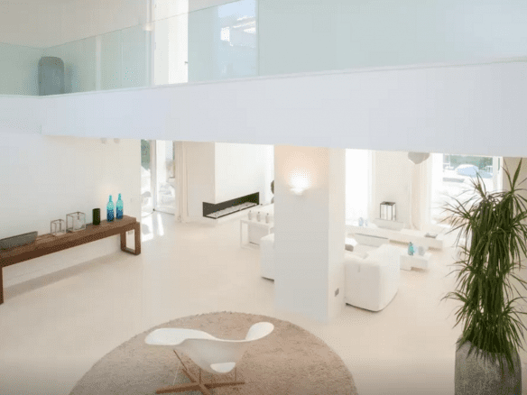 Golden Mile – Modern 7bed Beachfront villa