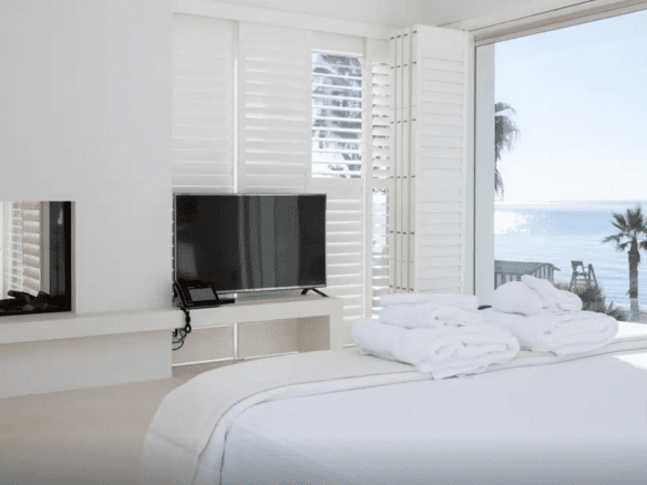 Golden Mile – Modern 7bed Beachfront villa