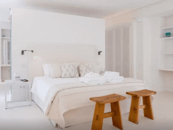 Golden Mile – Modern 7bed Beachfront villa