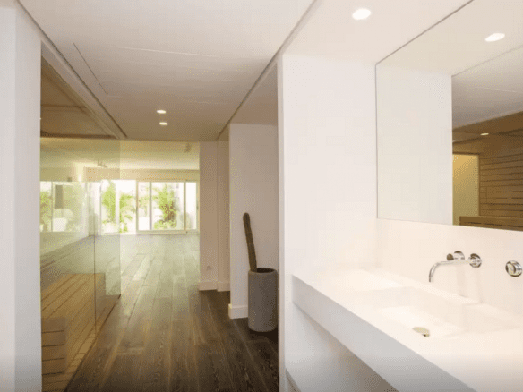 Golden Mile – Modern 7bed Beachfront villa