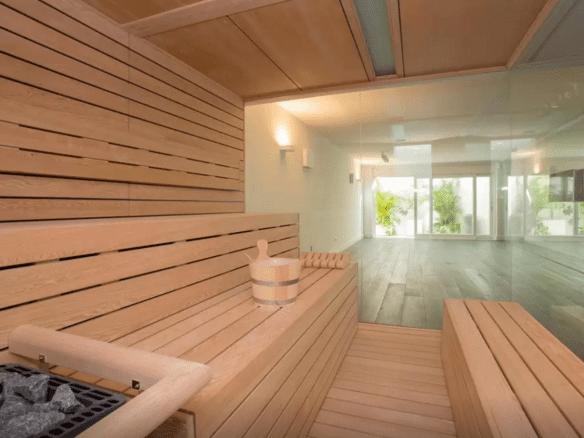 Golden Mile – Modern 7bed Beachfront villa