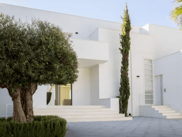 Golden Mile – Modern 7bed Beachfront villa