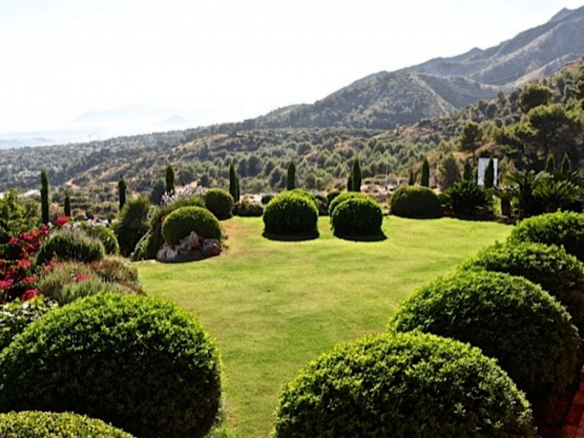 Palatial Mansion – Marbella hillside – Sea views