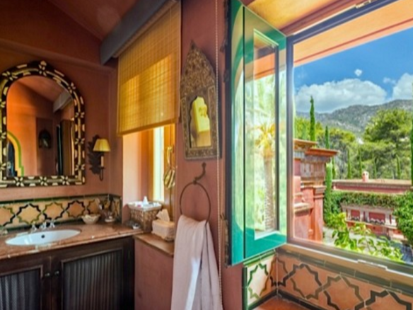Palatial Mansion – Marbella hillside – Sea views