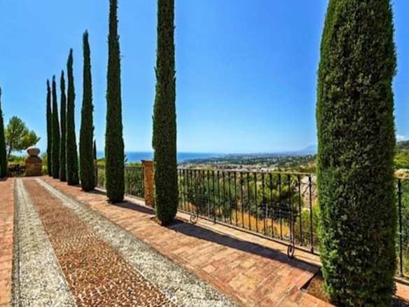 Palatial Mansion – Marbella hillside – Sea views