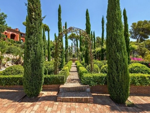 Palatial Mansion – Marbella hillside – Sea views