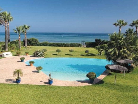 Reduced 🏰 Estepona Beachfront Mansion: A Dream Residence on an Extensive Plot 🌊🌴
