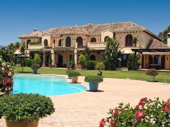 Reduced 🏰 Estepona Beachfront Mansion: A Dream Residence on an Extensive Plot 🌊🌴