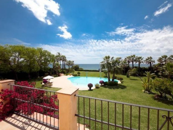Reduced 🏰 Estepona Beachfront Mansion: A Dream Residence on an Extensive Plot 🌊🌴