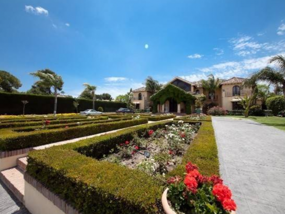 Reduced 🏰 Estepona Beachfront Mansion: A Dream Residence on an Extensive Plot 🌊🌴