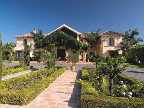 Reduced 🏰 Estepona Beachfront Mansion: A Dream Residence on an Extensive Plot 🌊🌴