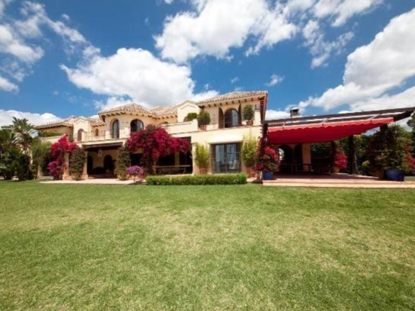 Reduced 🏰 Estepona Beachfront Mansion: A Dream Residence on an Extensive Plot 🌊🌴