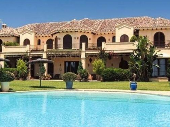 Reduced 🏰 Estepona Beachfront Mansion: A Dream Residence on an Extensive Plot 🌊🌴