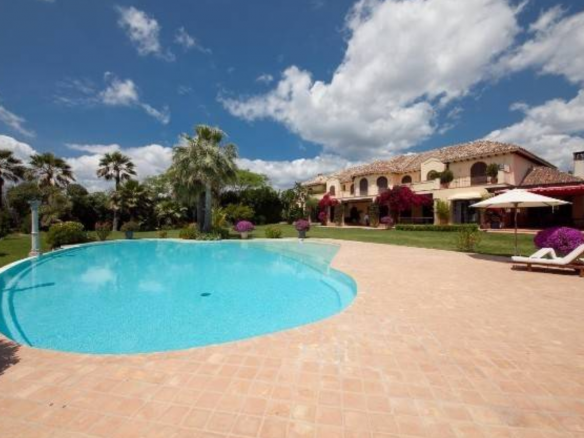 Reduced 🏰 Estepona Beachfront Mansion: A Dream Residence on an Extensive Plot 🌊🌴