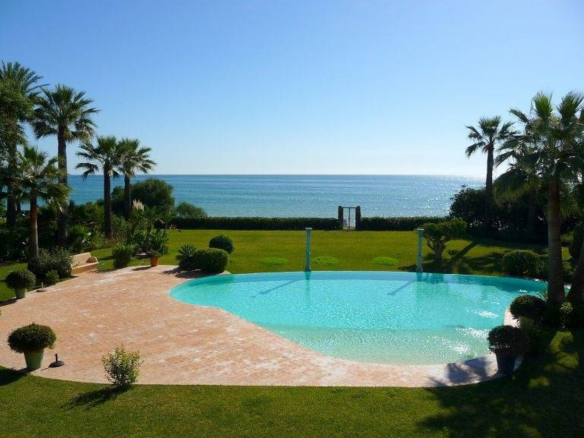 Reduced 🏰 Estepona Beachfront Mansion: A Dream Residence on an Extensive Plot 🌊🌴