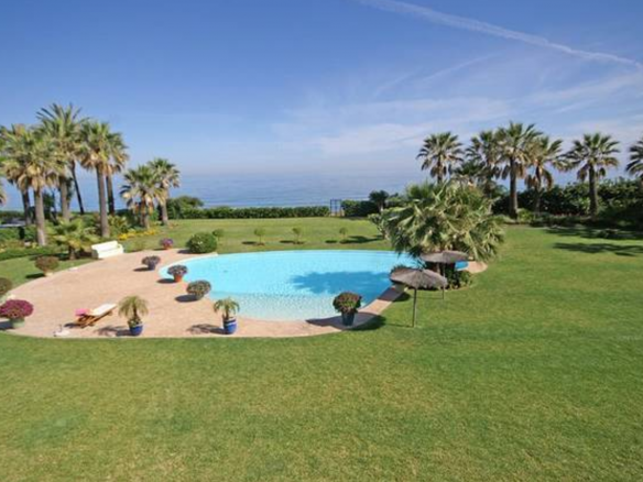 Reduced 🏰 Estepona Beachfront Mansion: A Dream Residence on an Extensive Plot 🌊🌴