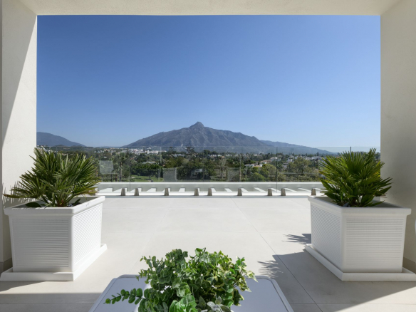 SOLD – LA VILLA – Nueva Andalucia – 9B Modern villa – Panoramic views