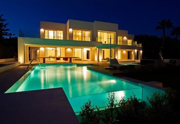 Golden Mile – Modern 7bed Beachfront villa