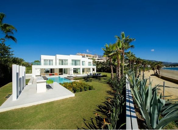 Golden Mile – Modern 7bed Beachfront villa