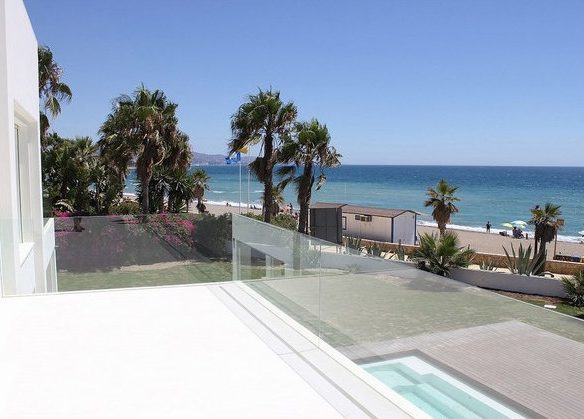 Golden Mile – Modern 7bed Beachfront villa