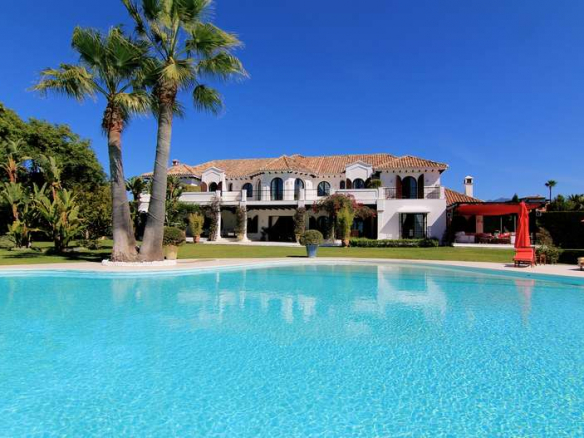 Reduced 🏰 Estepona Beachfront Mansion: A Dream Residence on an Extensive Plot 🌊🌴