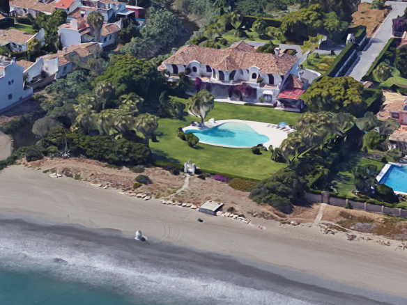 Reduced 🏰 Estepona Beachfront Mansion: A Dream Residence on an Extensive Plot 🌊🌴