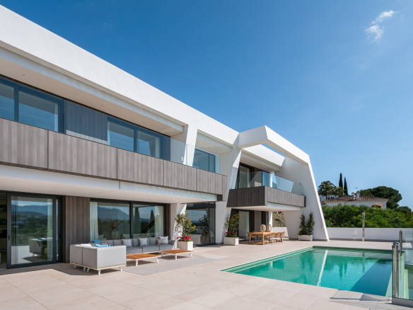 SOLD – Estepona – Contemporary villa – Panoramic views