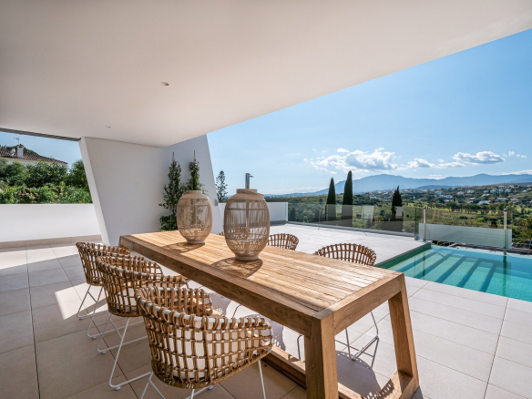 SOLD – Estepona – Contemporary villa – Panoramic views